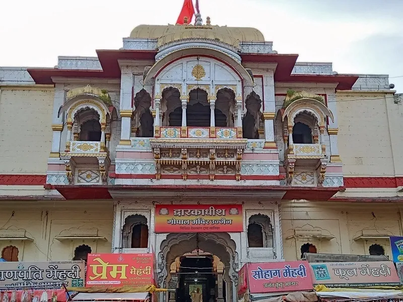 Front view of Gopal Mandir in Ujjain, showcasing its ornate architecture and vibrant entrance surrounded by local shops.