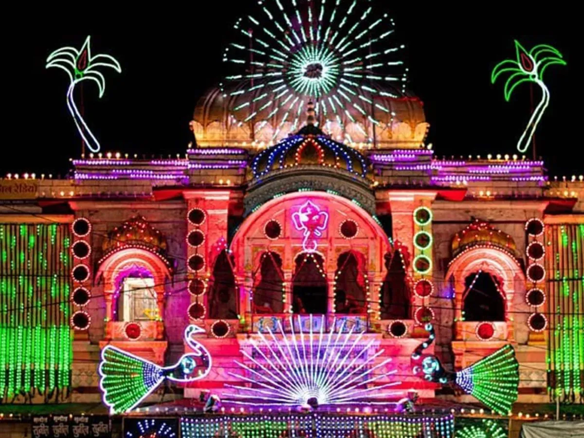 Front view of Gopal Mandir in Ujjain, showcasing its ornate architecture and vibrant entrance surrounded by local shops.